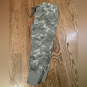 Kids size 3T Grey fatigue print joggers in great condition 9/10 condition